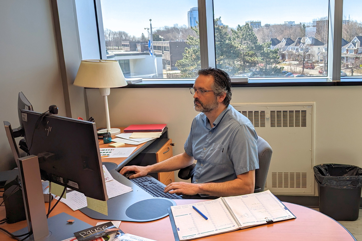 Martin, chef technologiste, travaille dans un bureau fermé pour davantage de concentration.