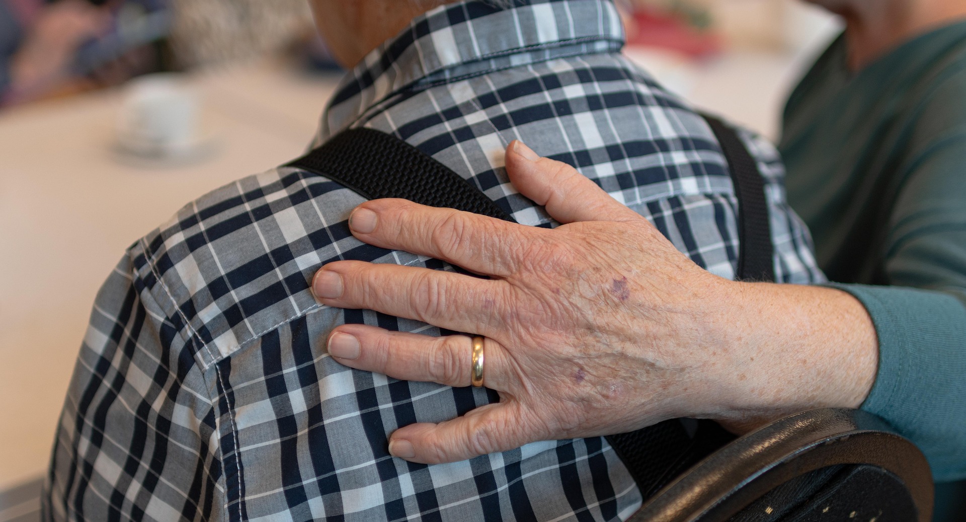 personnes âgées qui s'accompagnent 