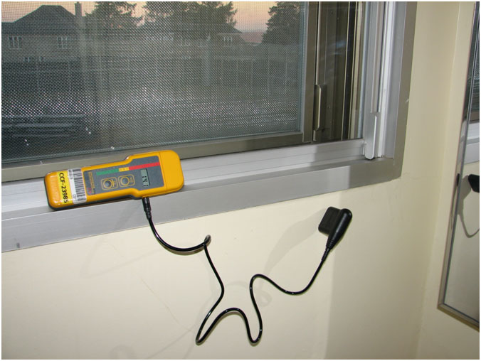 Mesure de la moiteur sous une fenêtre où une infiltration d’eau est soupçonnée. Mesure de la moiteur sous une fenêtre où une infiltration d’eau est soupçonnée.