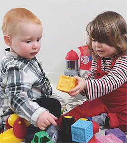 Pourquoi bébé met-il ses jouets à la bouche ? 