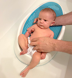 Soins de bébé à la naissance : hygiène, bain, produits, gestes