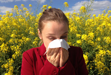 jeune femme qui éternue - allergies saisonnières