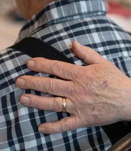 personnes âgées qui s'accompagnent 